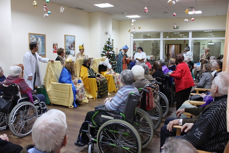 Los Reyes Magos llegan a la residencia de personas mayores Fundaci&oacute;n Santa Luc&iacute;a de C&aacute;ritas Diocesana de Madrid