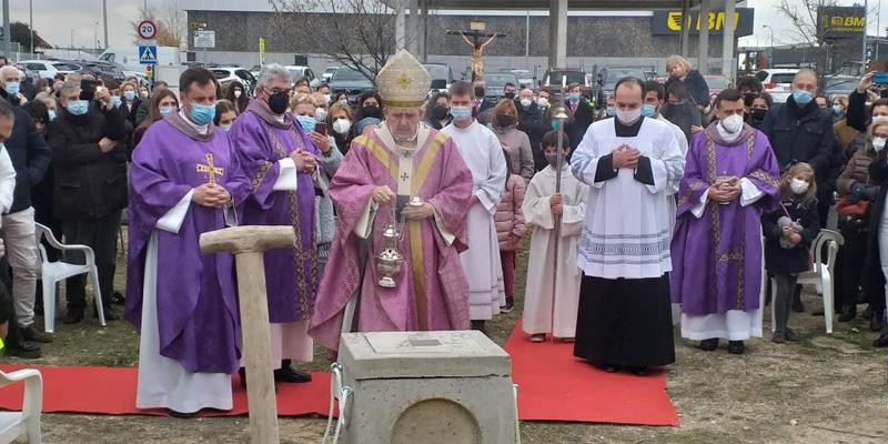 La parroquia Santa Genoveva asiste con alegría a la bendición de la primera piedra del nuevo templo parroquial