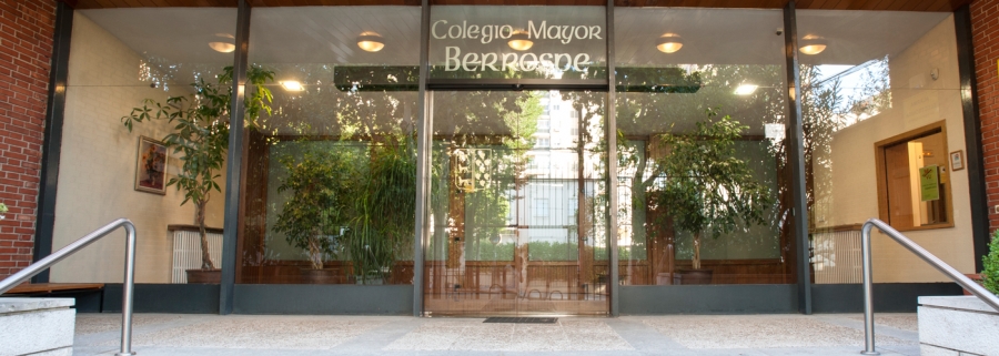 El arzobispo se re&uacute;ne con personal de pastoral de colegios mayores y residencias universitarias en el colegio mayor Berrospe