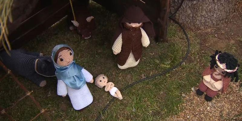 El Berrueco sustituye su tradicional bel&eacute;n viviente por un bel&eacute;n artesanal de ganchillo