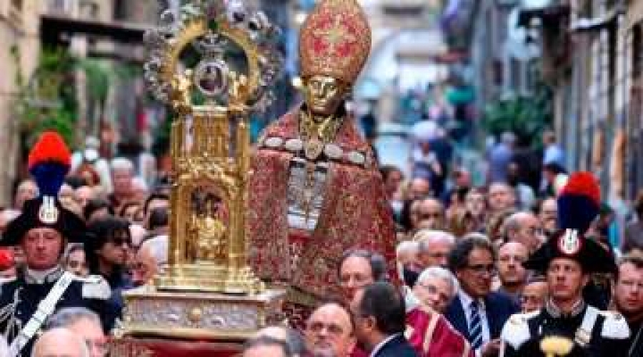Milagro de la licuefacción de la sangre de San Genaro vuelve a conmover a fieles