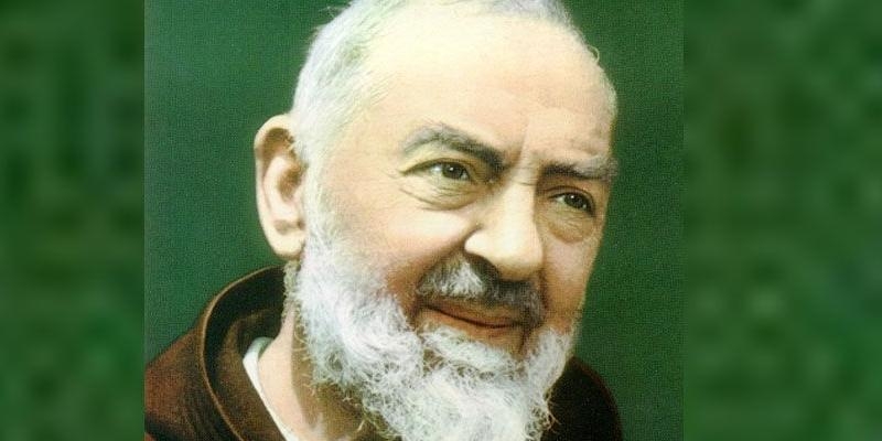 Laureano Ben&iacute;tez imparte una conferencia sobre el Padre P&iacute;o en la biblioteca Jos&eacute; Luis Sampedro