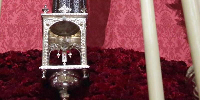 Bendici&oacute;n con el Lignum Crucis en la bas&iacute;lica de San Miguel en la solemnidad de la Exaltaci&oacute;n de la Santa Cruz