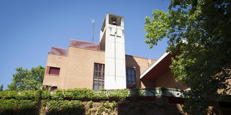 J&oacute;venes de San Juan Cris&oacute;stomo reciben el sacramento de la Confirmaci&oacute;n en una solemne Eucarist&iacute;a