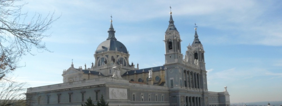 La Almudena acoge una nueva vigilia de oración con jóvenes este viernes