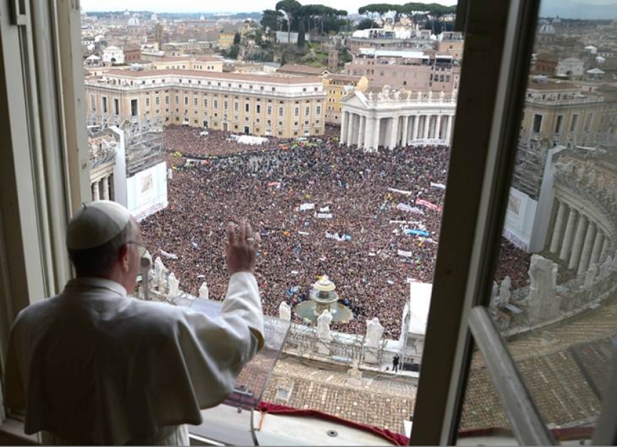 Francisco explica en el &aacute;ngelus qu&eacute; es el S&iacute;nodo y pide oraciones