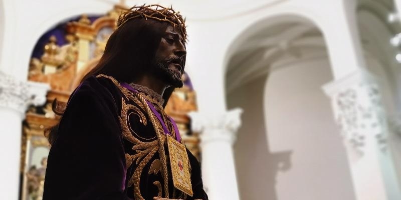 Jesús de Medinaceli salió el Viernes Santo a la puerta de la basílica para bendecir Madrid