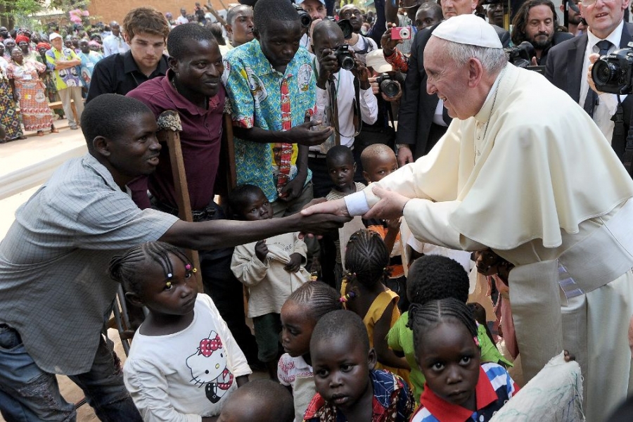 Francisco clama por la paz y la fraternidad en el campo de refugiados en Bangui