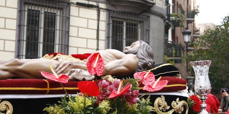 La iglesia de la Concepción Real de las Calatravas acoge la ceremonia de entronización del Cristo Yacente del Desamparo