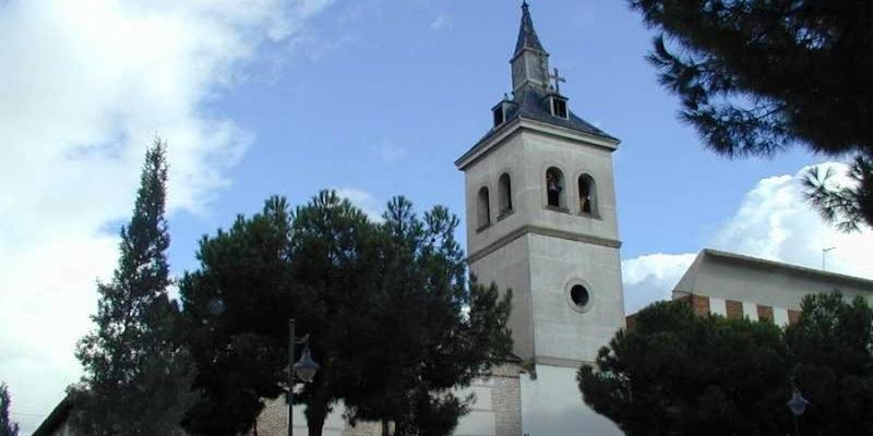 Monse&ntilde;or Mart&iacute;nez Camino administra el sacramento de la Confirmaci&oacute;n en San Pedro Ap&oacute;stol de Alcobendas