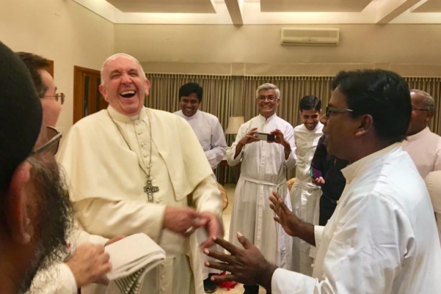 Bangladesh: El Papa se reúne con 16 jesuitas en Dhaka