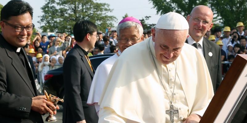 El Centro Cultural Coreano acoge la exposici&oacute;n fotogr&aacute;fica 'El Papa Francisco y tres hermanas coreanas'