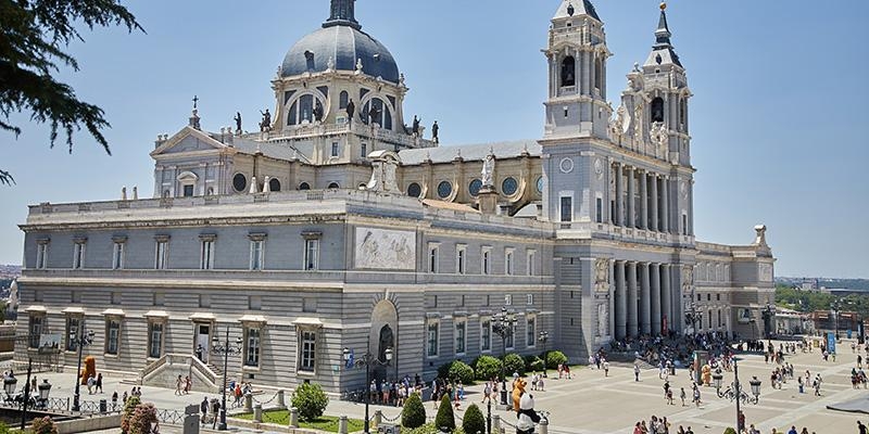 Visita del Papa Le&oacute;n XIV a la catedral de la Almudena: la catedral de los 100 a&ntilde;os