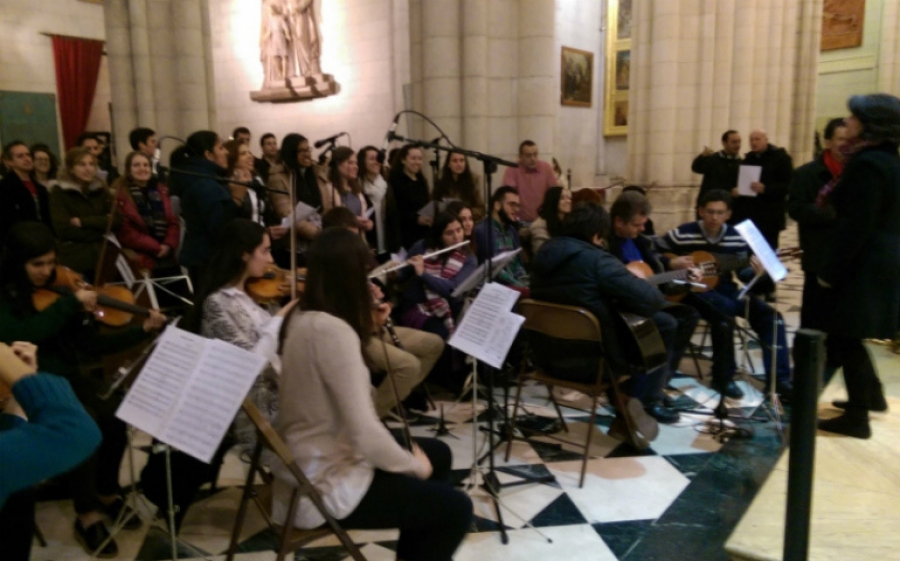 La catedral acoge la vigilia de oraci&oacute;n de los j&oacute;venes con el arzobispo