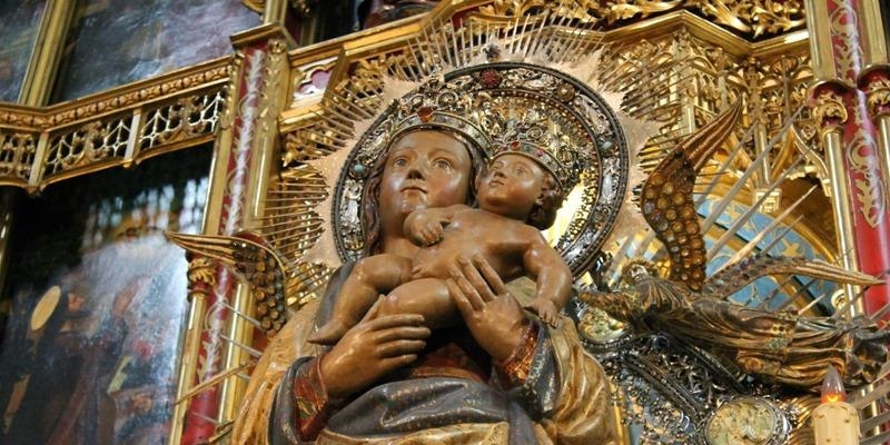 La catedral acoge la Misa mensual de la Corte de Honor de Santa Mar&iacute;a la Real de la Almudena