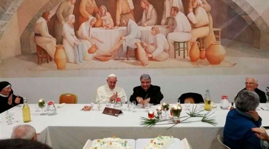 El Papa sorprende a obispo italiano al acudir a su celebración de cumpleaños