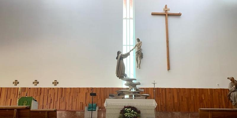 El padre Ángel Camino administra este domingo el sacramento de la Confirmación en Santa Teresa de Jesús de Tres Cantos