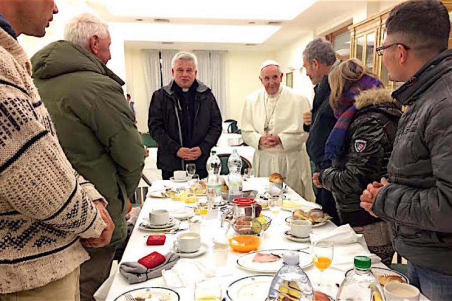El Santo Padre desayuna en su cumplea&ntilde;os con ocho personas 'sin hogar'