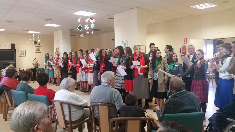 La residencia de Personas Mayores Fundaci&oacute;n Santa Luc&iacute;a de C&aacute;ritas Madrid se prepara para recibir la Navidad