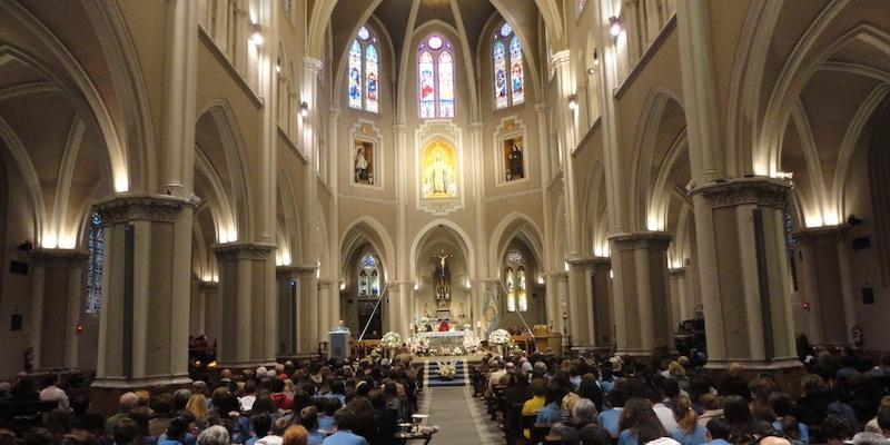 Alberto Andrés administra el sacramento de la Confirmación en la basílica de La Milagrosa