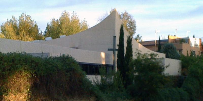 Juan Carlos Vera administra el sacramento de la Confirmaci&oacute;n en San Pablo de la Cruz