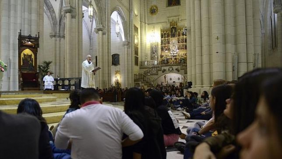 La catedral de la Almudena acoge una nueva vigilia de oración de los jóvenes con el arzobispo