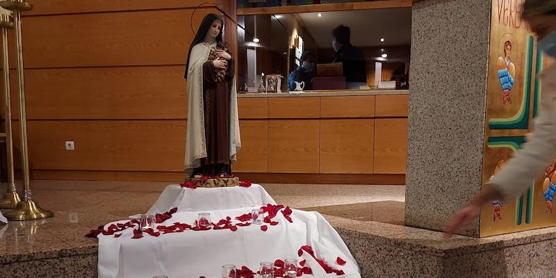 Saskia de Longvilliers, organizadora de la 'Velada de p&eacute;talos de rosa': &laquo;Las personas reciben una se&ntilde;al de la intercesi&oacute;n de santa Teresita&raquo;