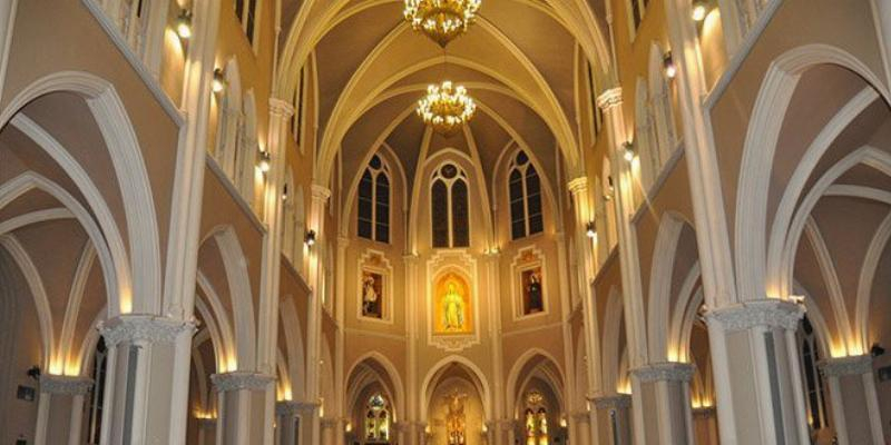 Monse&ntilde;or Santos Montoya administra el sacramento de la Confirmaci&oacute;n en la bas&iacute;lica de la Milagrosa