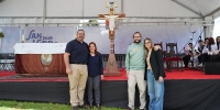 Carlos, Alba y Samuel, los artesanos de la Cruz Peregrina que presidir&aacute; la Vigilia de J&oacute;venes con el Papa Le&oacute;n XIV: &laquo;Que a trav&eacute;s de esta cruz se puedan encontrar con Cristo&raquo;