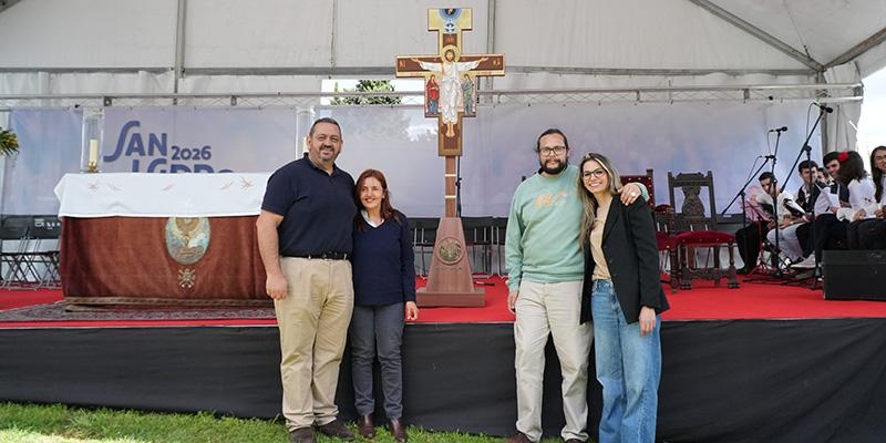 Carlos, Alba y Samuel, los artesanos de la Cruz Peregrina que presidir&aacute; la Vigilia de J&oacute;venes con el Papa Le&oacute;n XIV: &laquo;Que a trav&eacute;s de esta cruz se puedan encontrar con Cristo&raquo;
