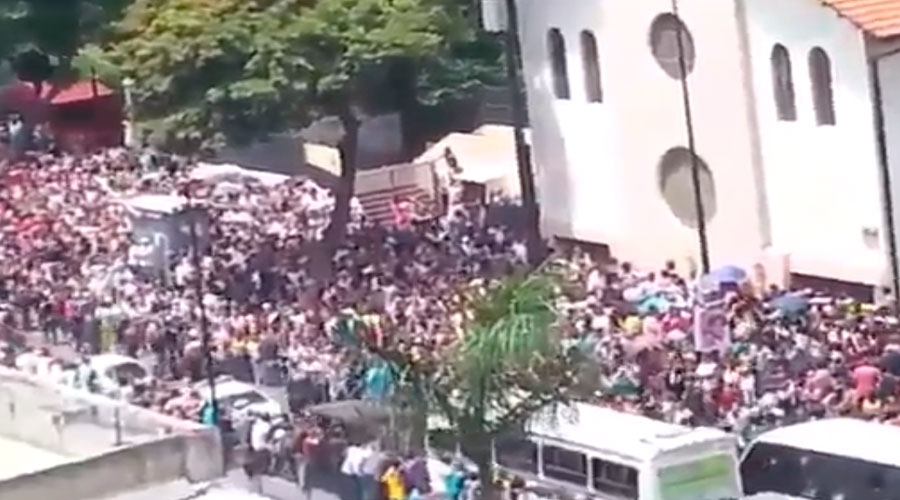 Disparan contra votantes de consulta popular en Iglesia del Carmen en Venezuela