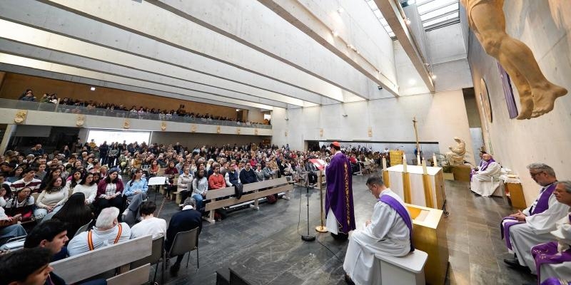 El cardenal Jos&eacute; Cobo visita la parroquia Sant&iacute;sima Trinidad en Collado Villalba: &laquo;Un pozo donde muchos puedan beber&raquo;
