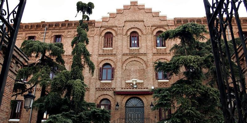 José Luis Díaz Lorenzo administra la Confirmación a alumnos del Colegio Nuestra Señora de Loreto