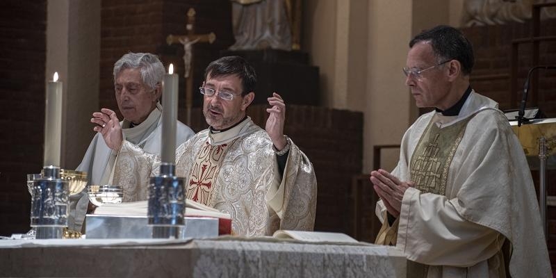 &laquo;Vamos a amar al mundo con pasi&oacute;n, a afrontar con esperanza las dificultades&raquo;