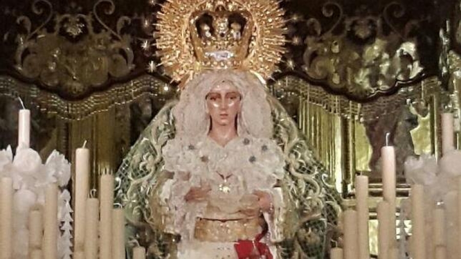 Misa de la Hermandad de la Macarena en la colegiata de San Isidro durante el mes de agosto