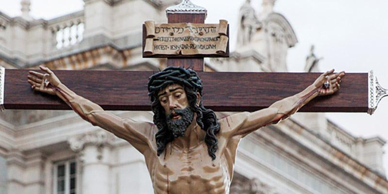 El Santísimo Cristo de los Alabarderos recorre el centro de Madrid en el Viernes Santo