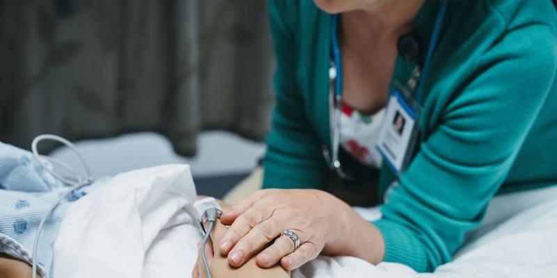 La Universidad San D&aacute;maso acoge una conferencia sobre la eutanasia