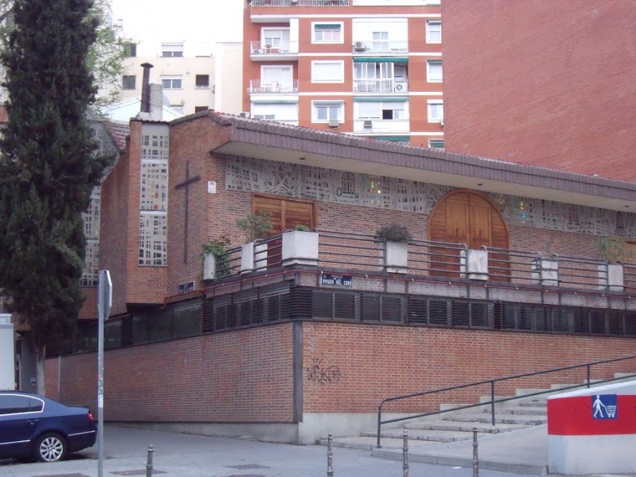 El arzobispo de Madrid preside una Eucarist&iacute;a en la parroquia Virgen del Coro con motivo de sus bodas de oro