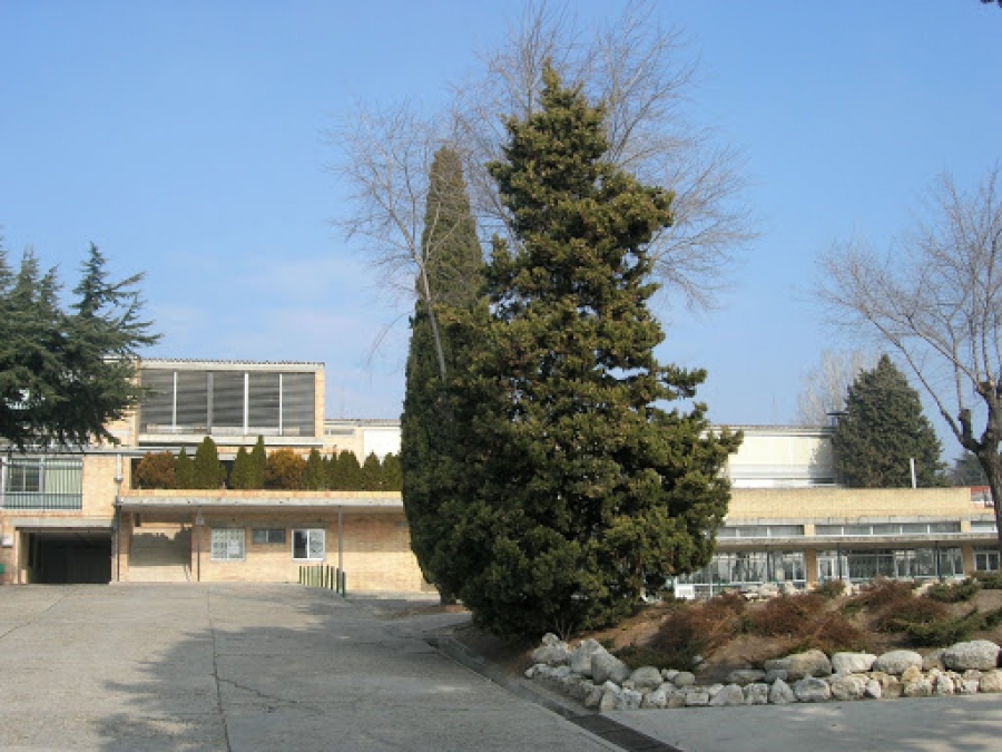 El arzobispo de Madrid imparte el sacramento de la Confirmaci&oacute;n a un grupo de alumnos del Instituto Veritas