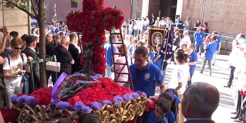 El grupo joven de Jes&uacute;s El Pobre celebra su X Cruz de Mayo con salida desde la colegiata de San Isidro