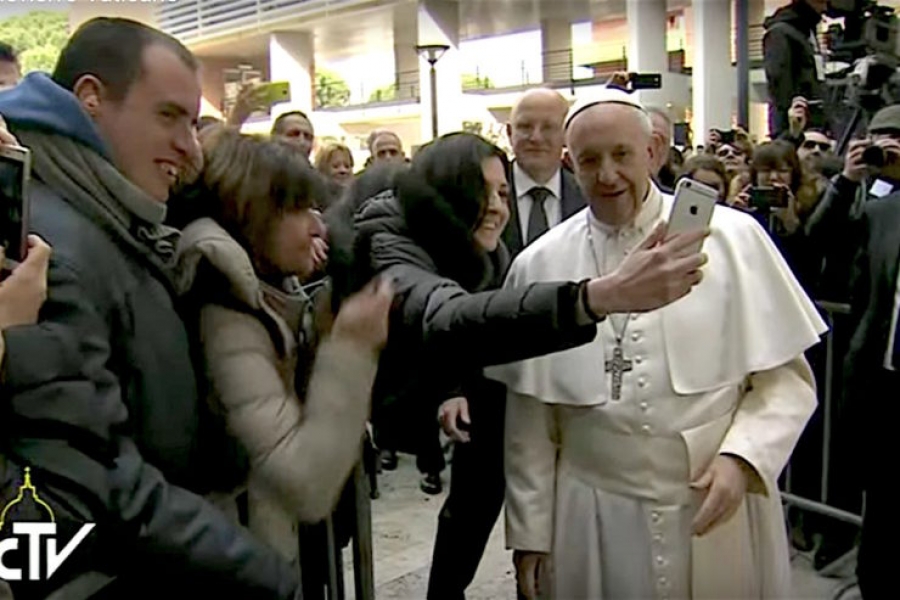 El Papa en Roma Tre, deja su discurso escrito y responde a cuatro estudiantes improvisando