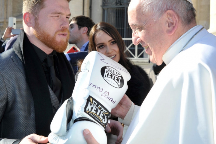 El boxeador mexicano Saúl Álvarez 'El Canelo' saluda al Papa