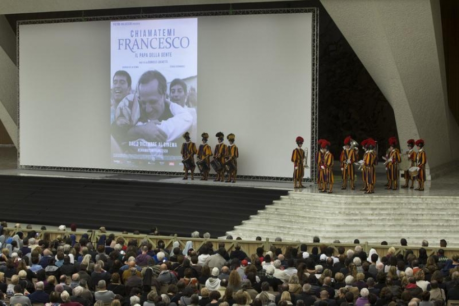 Vaticano: miles de desfavorecidos participan en el estreno de la pel&iacute;cula sobre el Papa