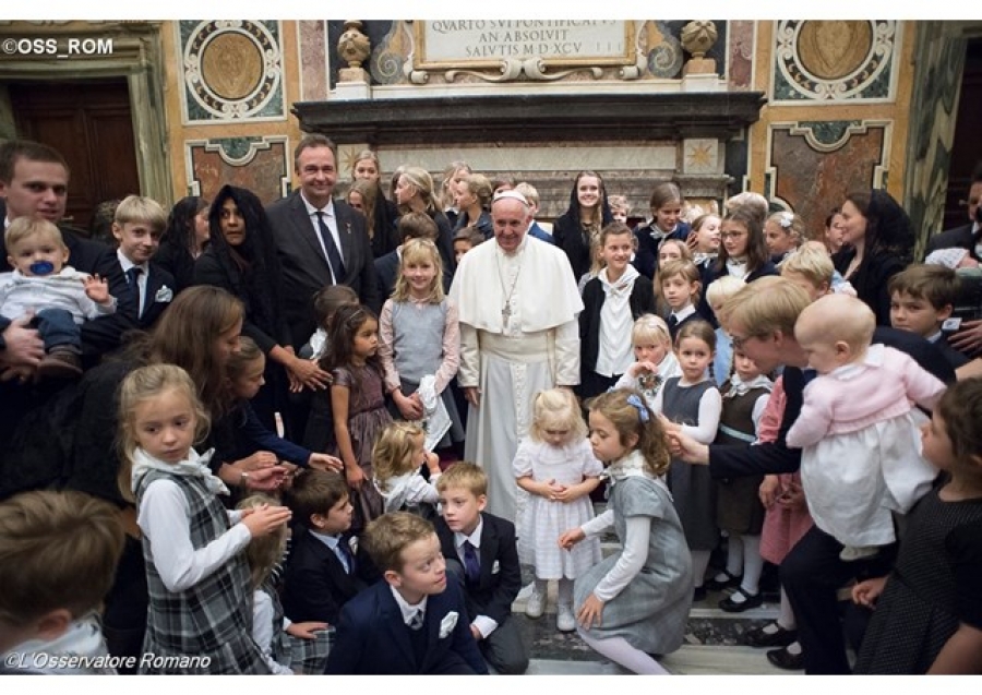 Francisco recibe a la familia Habsburgo y elogia su rol en las organizaciones humanitarias
