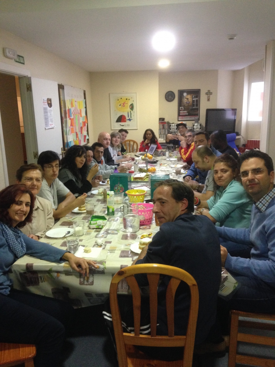 El voluntariado, a debate en la merienda f&oacute;rum de la casa de acogida de C&aacute;ritas Madrid