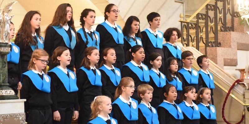 La Escolanía Virgen de la Almudena canta a la patrona de Madrid