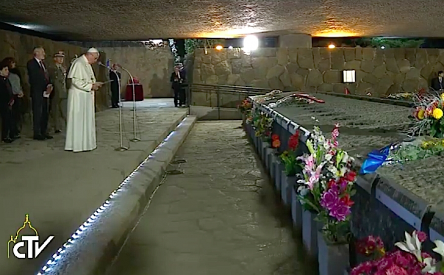 El Papa reza al «Dios de los rostros y de los nombres» en las Fosas Ardetinas