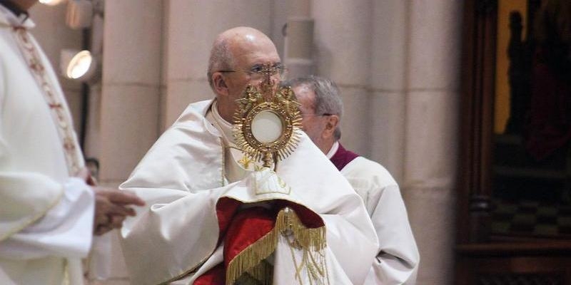 Corpus: el arzobispo recuerda que la Eucaristía introduce en la «dinámica de entrega» y pide apoyar a Cáritas Diocesana