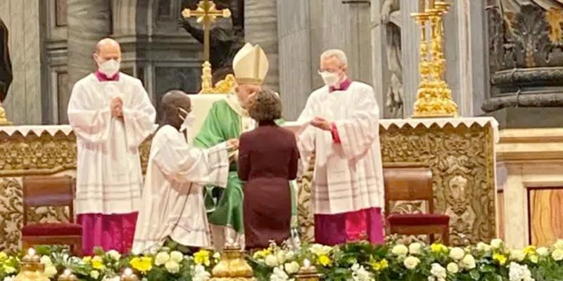 Rosa María Abad recibió del Papa el ministerio de catequista: «Ser catequista es 24/7»
