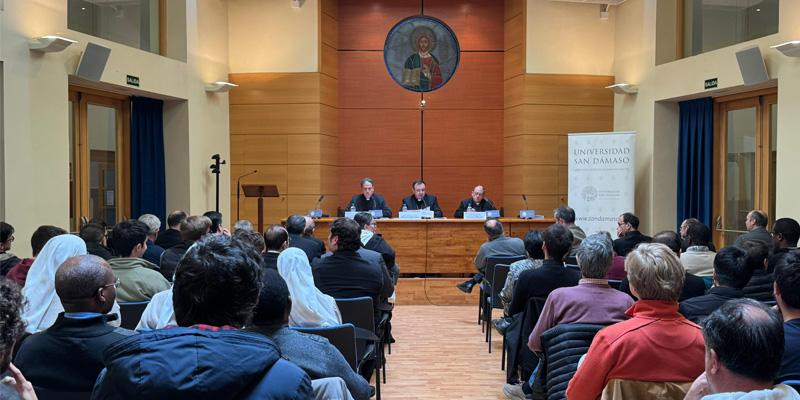 Homenaje al Papa Francisco en San Dámaso: su «verdadera pasión» fue la «dulce y confortadora alegría de evangelizar»